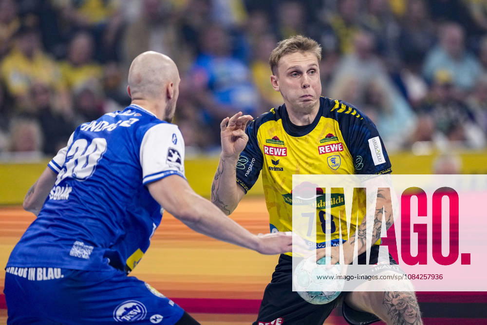 V.li.: Dominik Solak (ThSV, 30), Edwin Aspenbäck (RNL, 78), Zweikampf, Spielszene, Duell, duel, tackle, tackling, Dynamik, Action, Aktion, 08.10.2026, Mannheim (Deutschland), Handball, Bundesliga, Rhein-Neckar Löwen - ThSV Eisenach