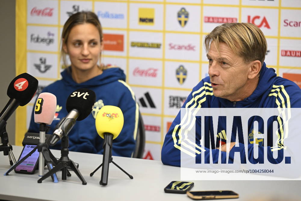 KAUNAS, LITHUANIA 20261008 national team, Nationalteam captain Tony Gustavson and Nathalie Björn during a press conference, PK, Pressekonferenz with the women s national football team ahead of the World Cup playoff against Lithuania.
