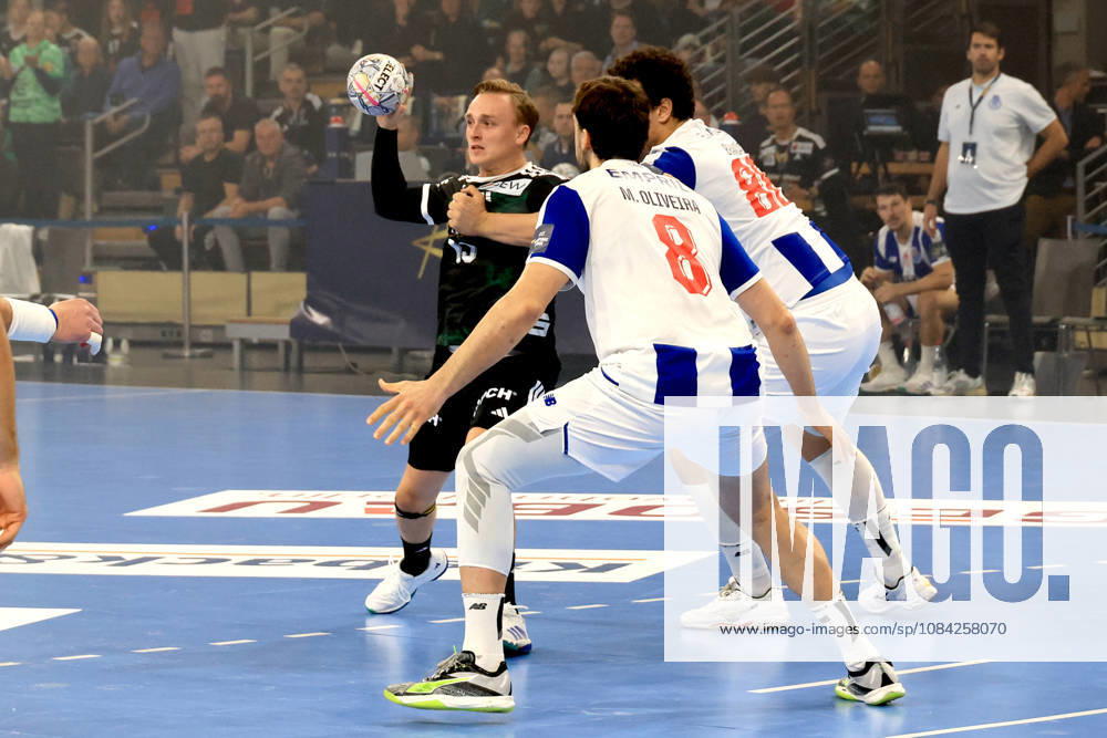 GER Deutschland, Handball, EHF Champions League, 08.10.2026, Saison 2026 2027, Berlin, Fuechse Berlin vs FC Porto Tobias Grondahl ( Fuechse Berlin 15 ), MIGUEL OLIVEIRA ( FC Porto 8 ), RICARDO BRANDAO ( FC Porto 86 ) nordphoto GmbH Engler Berlin Max-Schmeling-Halle Berlin Deutschland