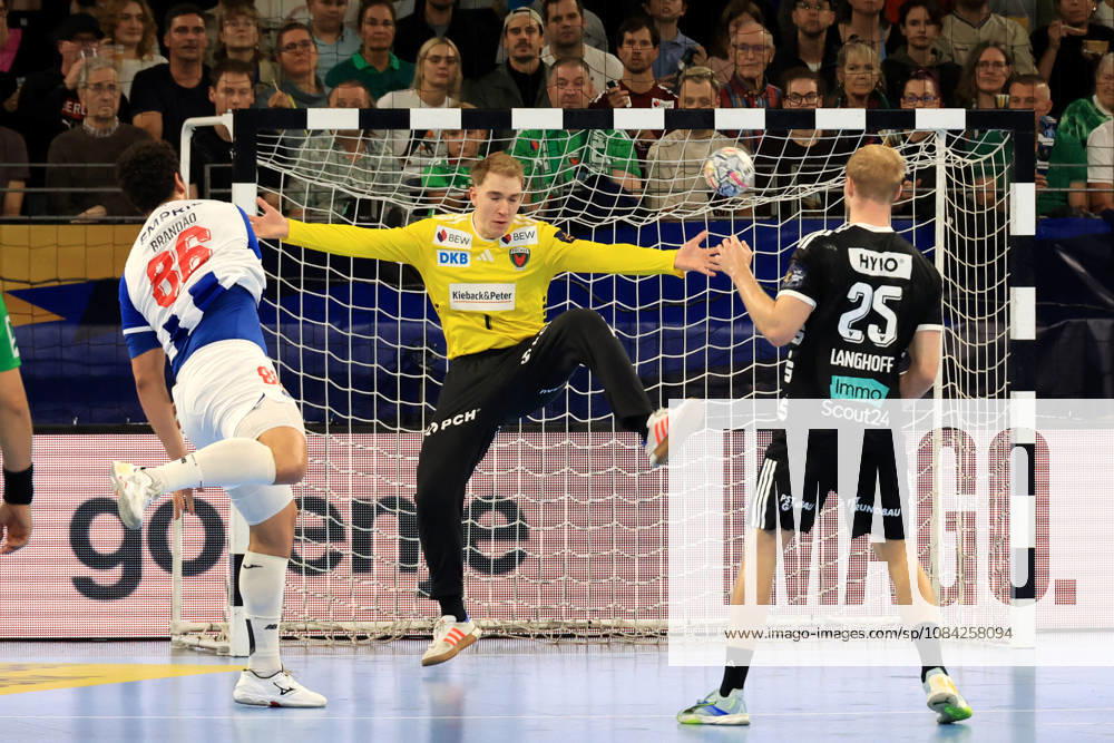 GER Deutschland, Handball, EHF Champions League, 08.10.2026, Saison 2026 2027, Berlin, Fuechse Berlin vs FC Porto Lasse Ludwig ( Fuechse Berlin 1 ), Matthes Langhoff ( Fuechse Berlin 25 ), RICARDO BRANDAO ( FC Porto 86 ) nordphoto GmbH Engler Berlin Max-Schmeling-Halle Berlin Deutschland