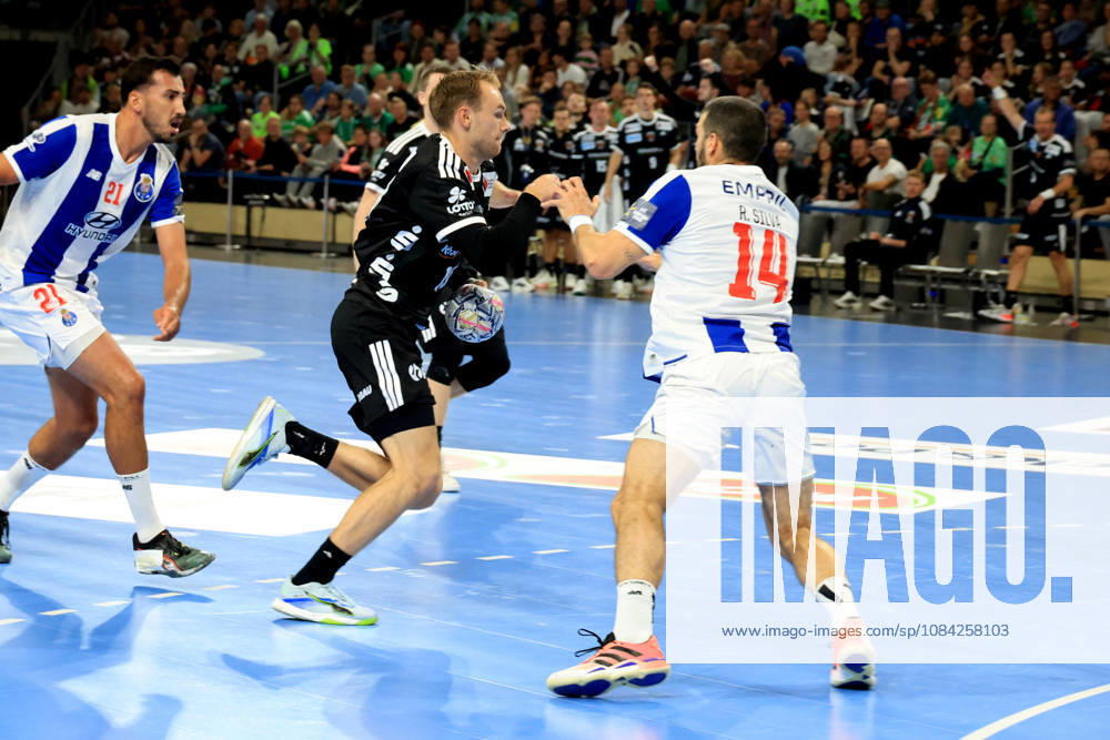 GER Deutschland, Handball, EHF Champions League, 08.10.2026, Saison 2026 2027, Berlin, Fuechse Berlin vs FC Porto Mathias Gidsel ( Fuechse Berlin 19 ), Rui Silva ( FC Porto 14 ) nordphoto GmbH Engler Berlin Max-Schmeling-Halle Berlin Deutschland