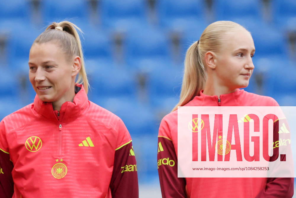 Fussball DFB Medientermine, Deutsche Frauennationalmannschaft - Pressekonferenz und Abschlusstraining v.l. Sarai Linder, Luzie Zähringer (Deutsche Frauennationalmannschaft) Karlsruhe