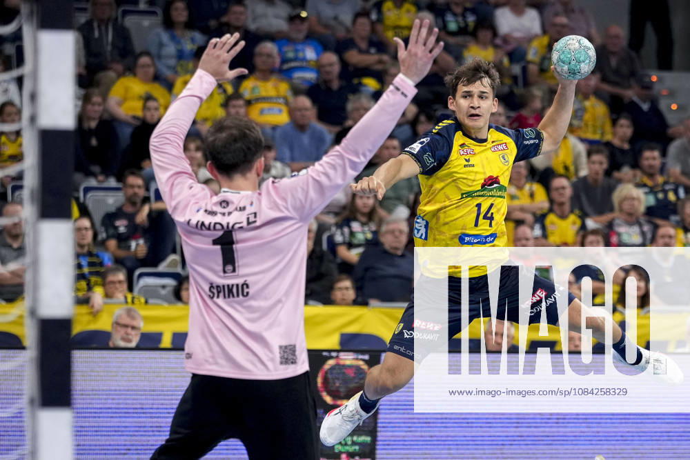 V.li.: Matija Spikic (Torwart, ThSV, 1), Gino Steenaerts (RNL, 14), beim Sprungwurf, Wurf, Torwurf, Action, Aktion, Spielszene, 08.10.2026, Mannheim (Deutschland), Handball, Bundesliga, Rhein-Neckar Löwen - ThSV Eisenach