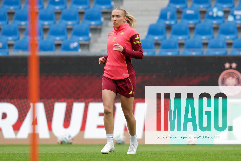 Fussball DFB Medientermine, Deutsche Frauennationalmannschaft - Pressekonferenz und Abschlusstraining v.l. Elisa Senß (Deutsche Frauennationalmannschaft) Karlsruhe