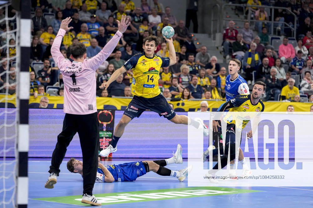 V.li.: Matija Spikic (Torwart, ThSV, 1), Gino Steenaerts (RNL, 14), beim Sprungwurf, Wurf, Torwurf, Action, Aktion, Spielszene, 08.10.2026, Mannheim (Deutschland), Handball, Bundesliga, Rhein-Neckar Löwen - ThSV Eisenach