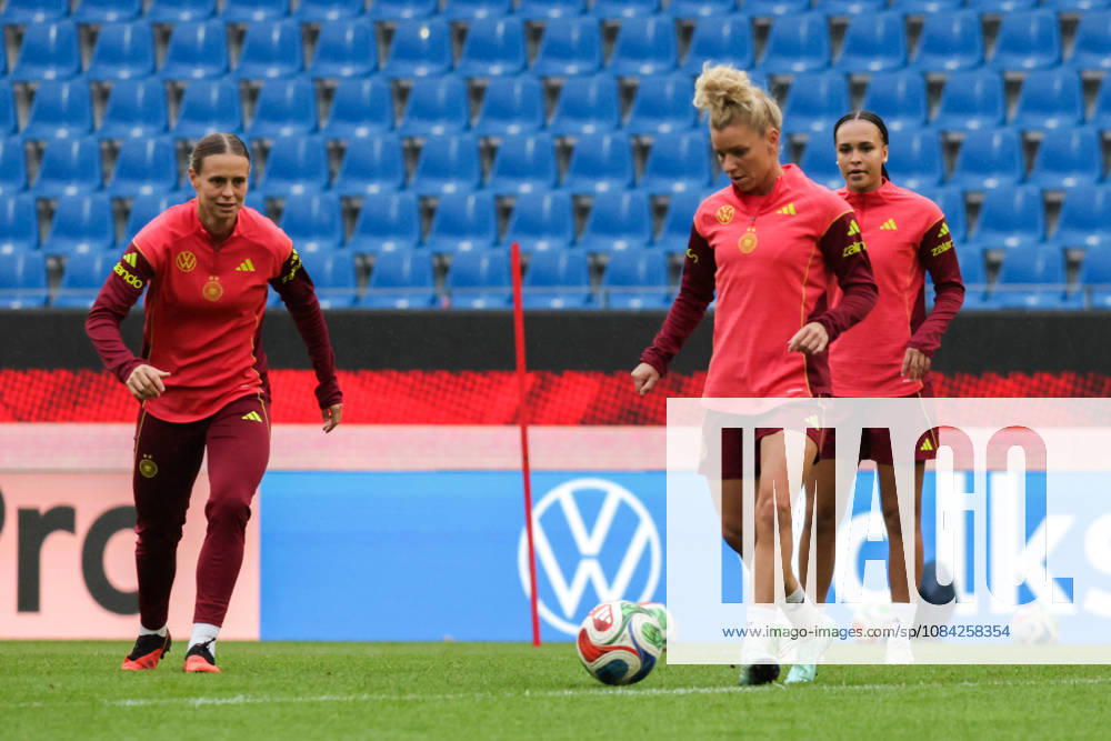 Fussball DFB Medientermine, Deutsche Frauennationalmannschaft - Pressekonferenz und Abschlusstraining v.l. Klara Bühl, Linda Dallmann (Deutsche Frauennationalmannschaft) Karlsruhe