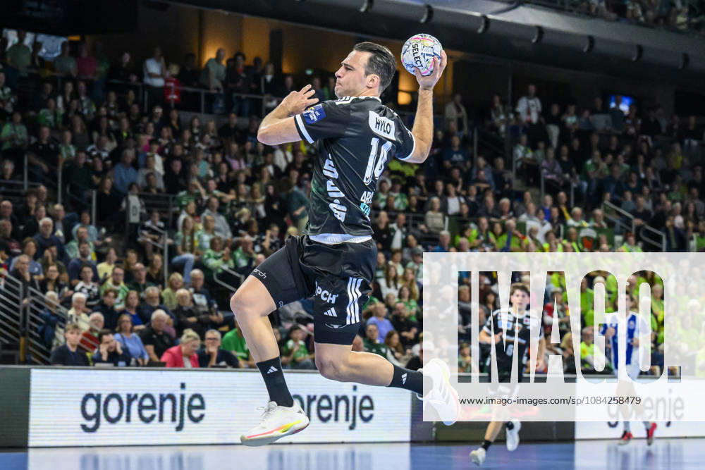 Im Bild v.l.: Aitor Arino (Fuechse Berlin, 14), GER, Berlin, Handball, Füchse Berlin vs FC Porto, EHF Champions League, 3. Spieltag der Gruppe A , in der Max Schmeling Halle, Am Falkplatz 1, 08.10.2026,