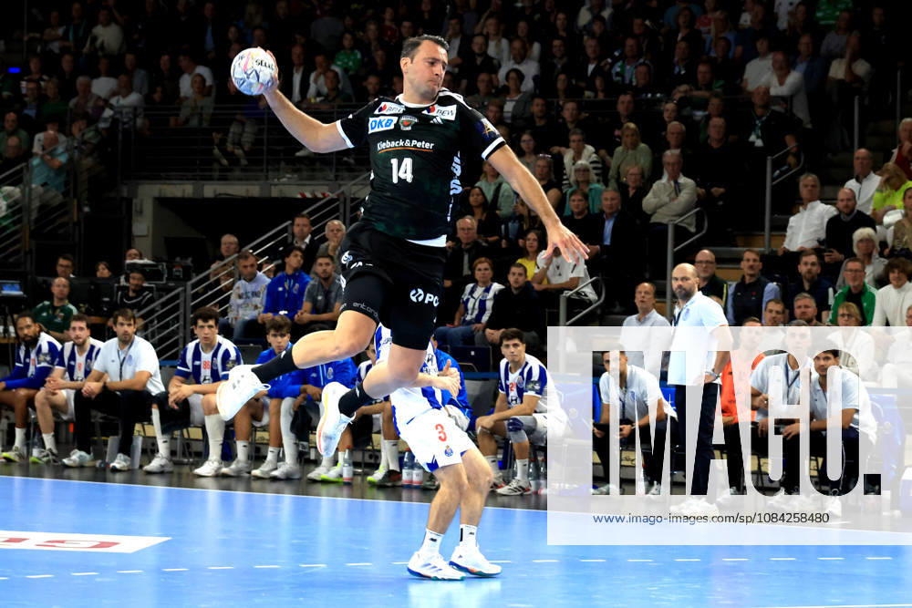 GER Deutschland, Handball, EHF Champions League, 08.10.2026, Saison 2026 2027, Berlin, Fuechse Berlin vs FC Porto Aitor Arino ( Fuechse Berlin 14 ) nordphoto GmbH Engler Berlin Max-Schmeling-Halle Berlin Deutschland