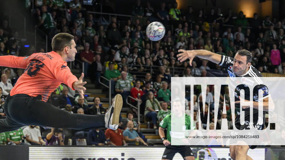 Im Bild v.l.: Diogo Rema (FC Porto, 33), Aitor Arino (Fuechse Berlin, 14), Zweikampf, Action, Kampf, kaempft um den Ball, GER, Berlin, Handball, Füchse Berlin vs FC Porto, EHF Champions League, 3. Spieltag der Gruppe A , in der Max Schmeling Halle, Am Falkplatz 1, 08.10.2026,