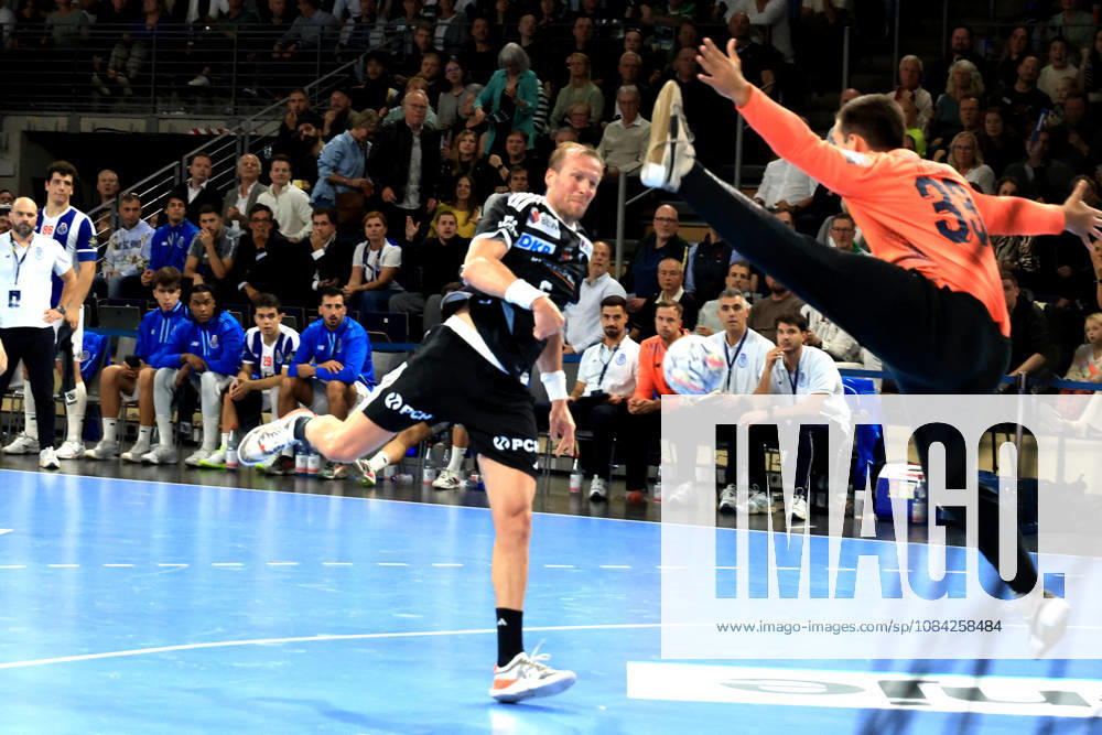 GER Deutschland, Handball, EHF Champions League, 08.10.2026, Saison 2026 2027, Berlin, Fuechse Berlin vs FC Porto Max Darj ( Fuechse Berlin 5 ), DIOGO REMA ( FC Porto 33 ) nordphoto GmbH Engler Berlin Max-Schmeling-Halle Berlin Deutschland