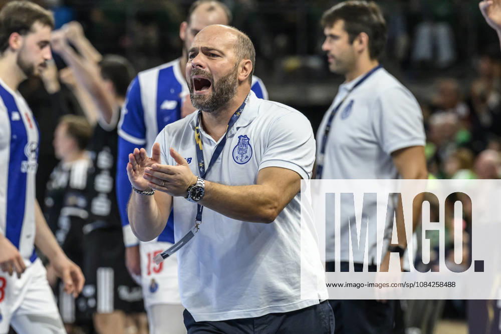 Im Bild v.l.: Carlos Martingo (FC Porto, Trainer), feuert sein Team an, GER, Berlin, Handball, Füchse Berlin vs FC Porto, EHF Champions League, 3. Spieltag der Gruppe A , in der Max Schmeling Halle, Am Falkplatz 1, 08.10.2026,