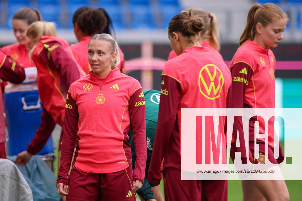 Karlsruhe, Deutschland: 08.10.2026 - Deutsche Fußballnationalmannschaft der Frauen - Abschlusstraining - Testspiel Deutschland vs. Australien Im Bild: v.li. Elisa Senß Senss (Deutschland)