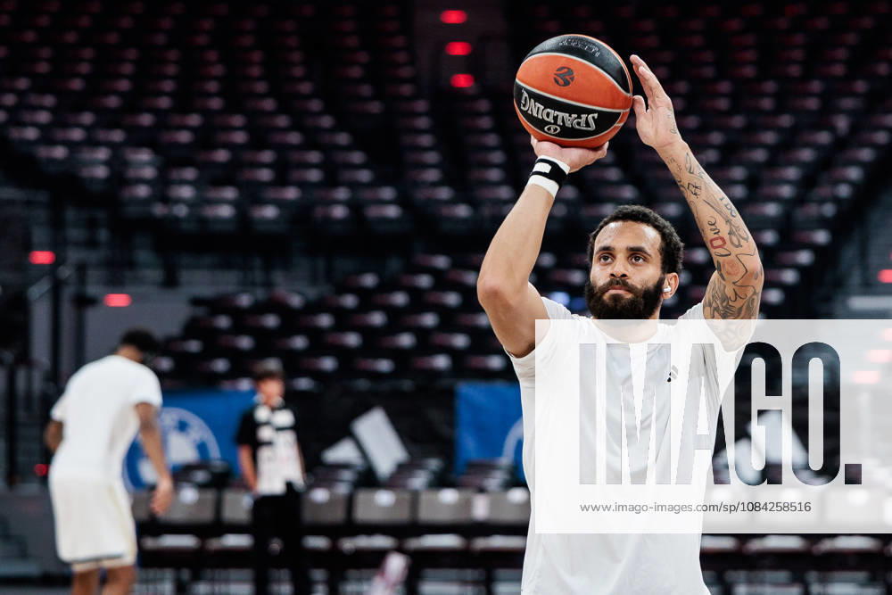 Duane Washington (FC Bayern Muenchen, 4) during pregame warm up before the Turkish Airlines EuroLeague match between FC Bayern Muenchen vs. Virtus Bologna at SAP Garden on round 4 of Turkish Airlines EuroLeague on October 08, 2026 in Munich, Germany. Bavaria Germany