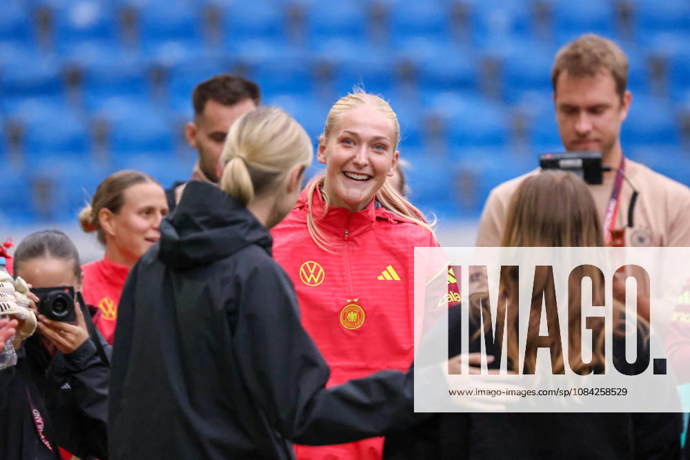 Karlsruhe, Deutschland: 08.10.2026 - Deutsche Fußballnationalmannschaft der Frauen - Abschlusstraining - Testspiel Deutschland vs. Australien Im Bild: Camilla Küver Kuever (Deutschland) wird vom DFB Fan Club der Frauen zur Spielerin des Spiels gewählt