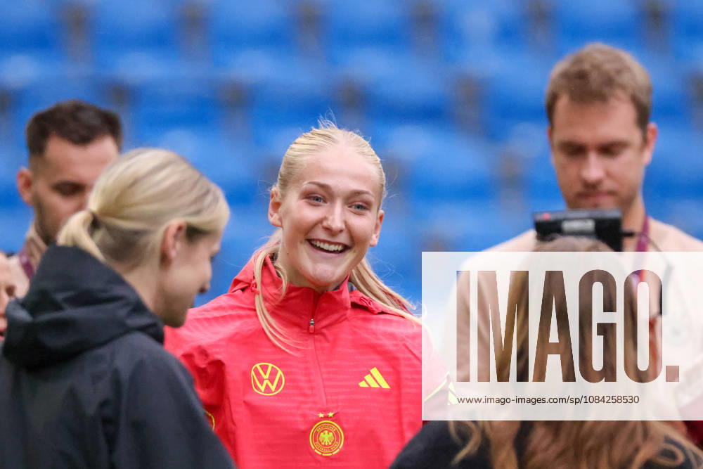 Karlsruhe, Deutschland: 08.10.2026 - Deutsche Fußballnationalmannschaft der Frauen - Abschlusstraining - Testspiel Deutschland vs. Australien Im Bild: Camilla Küver Kuever (Deutschland) wird vom DFB Fan Club der Frauen zur Spielerin des Spiels gewählt