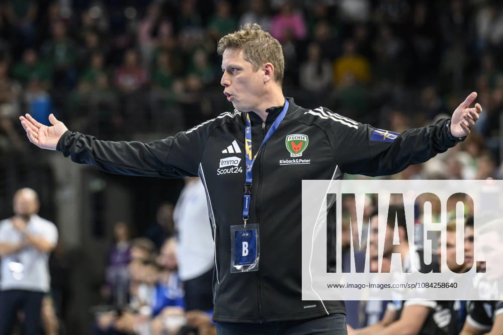Im Bild v.l.: Nicolej Krickau, fordert sein Team, GER, Berlin, Handball, Füchse Berlin vs FC Porto, EHF Champions League, 3. Spieltag der Gruppe A , in der Max Schmeling Halle, Am Falkplatz 1, 08.10.2026,