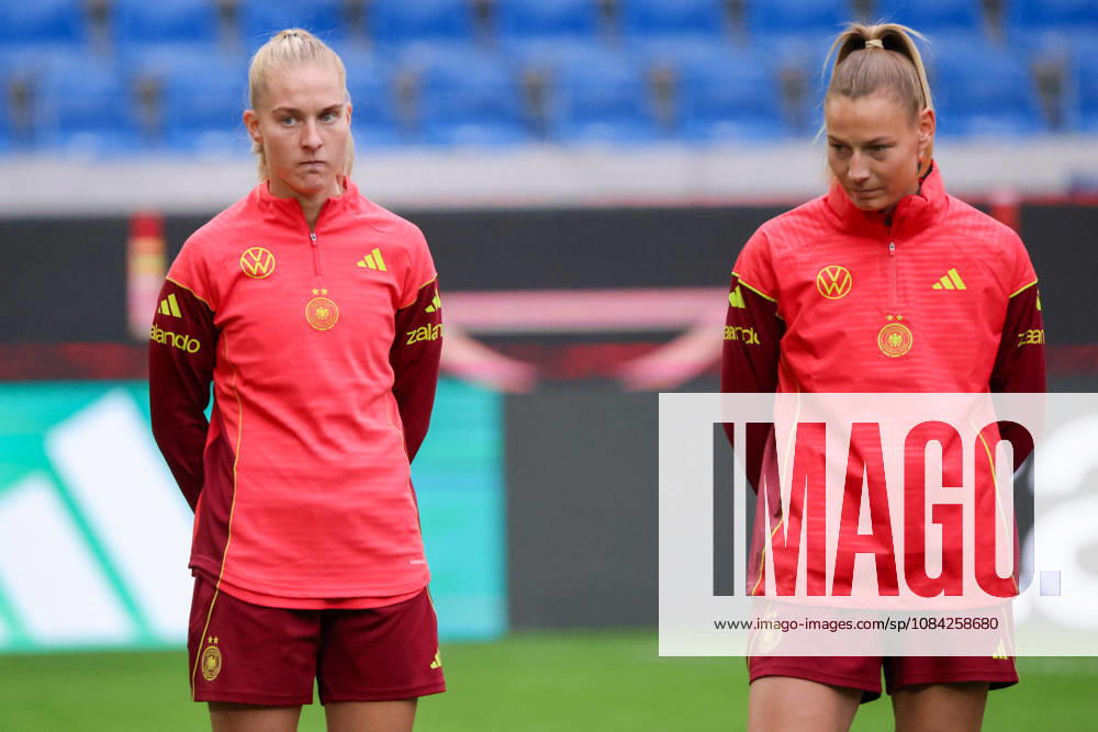 Karlsruhe, Deutschland: 08.10.2026 - Deutsche Fußballnationalmannschaft der Frauen - Abschlusstraining - Testspiel Deutschland vs. Australien Im Bild: v.li. Janina Minge (Deutschland) und Sarai Linder (Deutschland)