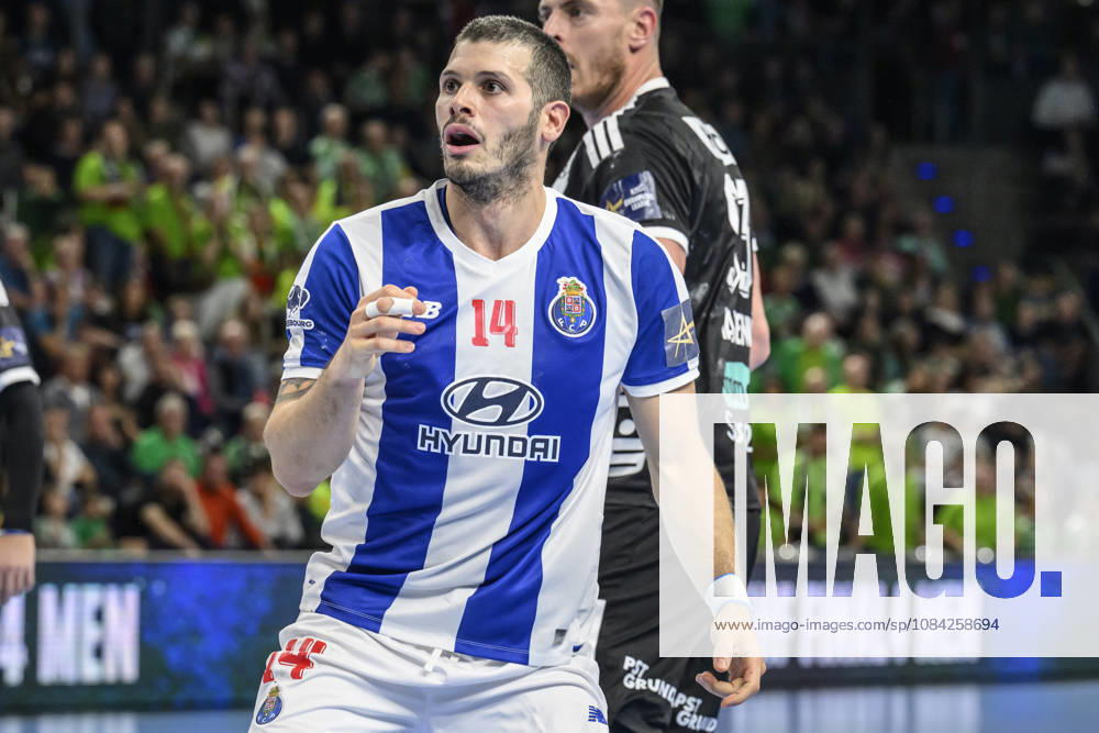 Im Bild v.l.: Rui Silva (FC Porto, 14), GER, Berlin, Handball, Füchse Berlin vs FC Porto, EHF Champions League, 3. Spieltag der Gruppe A , in der Max Schmeling Halle, Am Falkplatz 1, 08.10.2026,