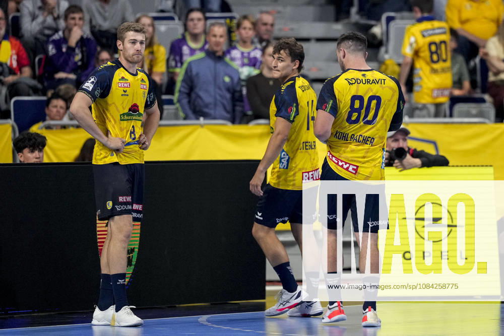 V.li.: Tim Nothdurft (RNL, 8), Gino Steenaerts (RNL, 14), Jannik Kohlbacher (RNL, 80), Spieler der Rhein-Neckar-Löwen, enttäuscht schauend, Enttäuschung, Frustration, disappointed, pessimistisch, Aktion, Action, Spielszene, 08.10.2026, Mannheim (Deutschland), Handball, Bundesliga, Rhein-Neckar Löwen - ThSV Eisenach
