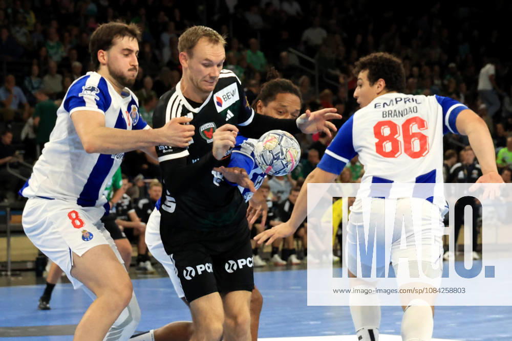 GER Deutschland, Handball, EHF Champions League, 08.10.2026, Saison 2026 2027, Berlin, Fuechse Berlin vs FC Porto Mathias Gidsel ( Fuechse Berlin 19 ), GILBERTO DUARTE ( FC Porto 90 ), RICARDO BRANDAO ( FC Porto 86 ), MIGUEL OLIVEIRA ( FC Porto 8 ) nordphoto GmbH Engler Berlin Max-Schmeling-Halle Berlin Deutschland