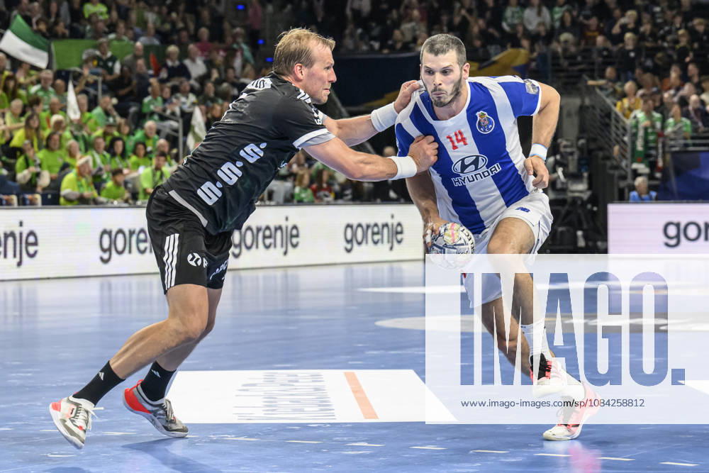 Im Bild v.l.: Max Darj (Fuechse Berlin, 05), Rui Silva (FC Porto, 14), Zweikampf, Action, Kampf, kaempft um den Ball, GER, Berlin, Handball, Füchse Berlin vs FC Porto, EHF Champions League, 3. Spieltag der Gruppe A , in der Max Schmeling Halle, Am Falkplatz 1, 08.10.2026,