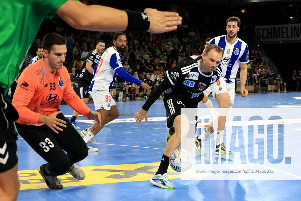 GER Deutschland, Handball, EHF Champions League, 08.10.2026, Saison 2026 2027, Berlin, Fuechse Berlin vs FC Porto Mathias Gidsel ( Fuechse Berlin 19 ), DIOGO REMA ( FC Porto 33 ) nordphoto GmbH Engler Berlin Max-Schmeling-Halle Berlin Deutschland