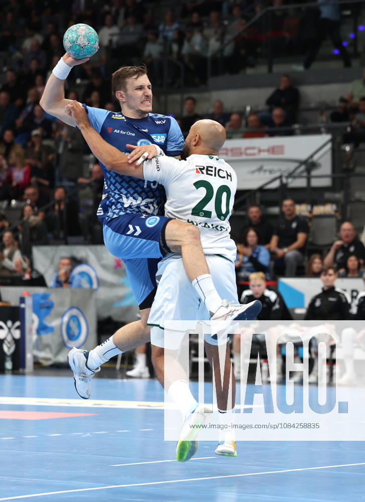 2026.10.08 Deutschland, Stuttgart Handball TVB Stuttgart vs. HSG Wetzlar, v.l. Simone Mengon (TVB), David Cyrill Akakpo (Wetzlar)