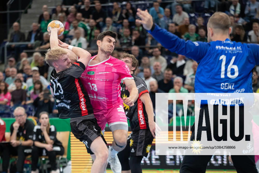 Handball, HBL2: SC DHfK Leipzig - TuS N-Lübbecke; 08.10.2026 Matej Klima (13, SC DHfK Leipzig) wird von Henri Pabst (25, TuS N-Lübbecke) attackiert. Handball, 2. Bundesliga, Saison 2026 2027, 7. Spieltag: SC DHfK Leipzig vs. TuS N-Lübbecke am 08.10.2026 in der Quarterback Immobilien Arena Leipzig.