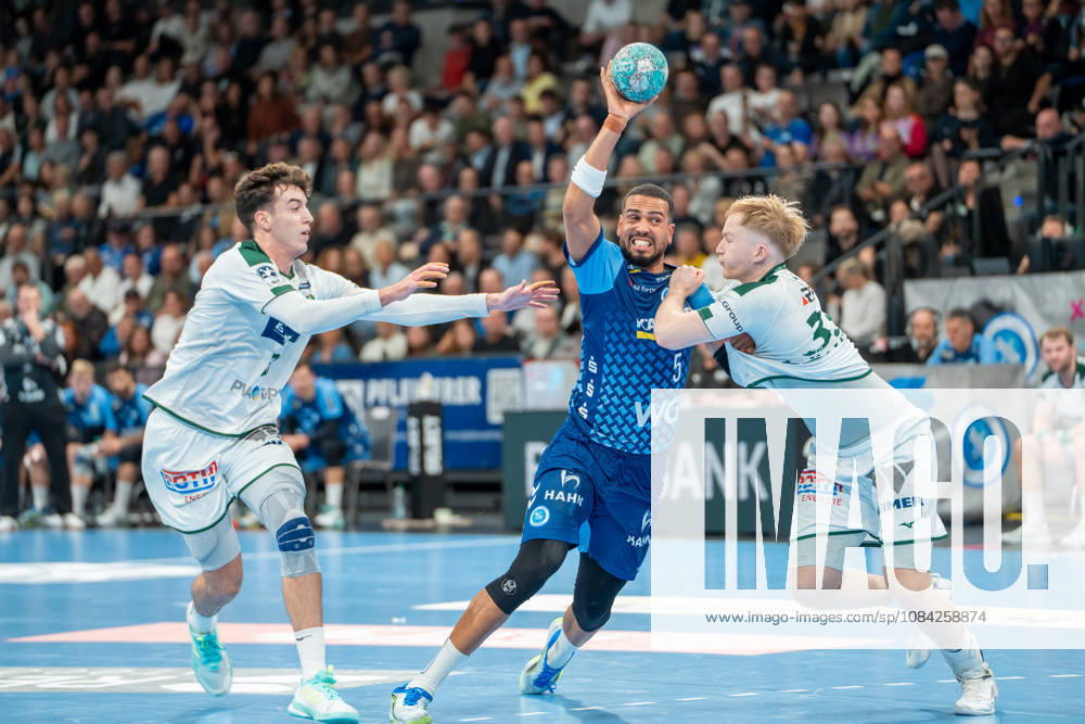 Handball I Herren I Saison 2026-2027 I Bundesliga I 8. Spieltag I TVB Stuttgart - HSG Wetzlar I 08.10.2026 Philipp Ahouansou (5, TVB Stuttgart) mit Ball verteidigt von Marti Soler Biescas (23, HSG Wetzlar) und Georg Löwen (33, HSG Wetzlar) Stuttgart Porsche Arena Baden-Württemberg Deutschland