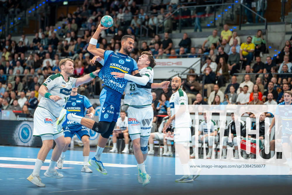 Handball I Herren I Saison 2026-2027 I Bundesliga I 8. Spieltag I TVB Stuttgart - HSG Wetzlar I 08.10.2026 Philipp Ahouansou (5, TVB Stuttgart) im Wurf, Petter Overby Överby (11, HSG Wetzlar) und Marti Soler Biescas (23, HSG Wetzlar) in der Abwehr Stuttgart Porsche Arena Baden-Württemberg Deutschland