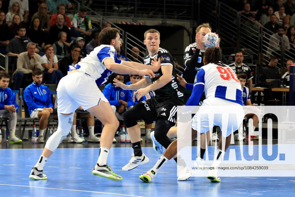 GER Deutschland, Handball, EHF Champions League, 08.10.2026, Saison 2026 2027, Berlin, Fuechse Berlin vs FC Porto Nils Lichtlein ( Fuechse Berlin 17 ), Mathias Gidsel ( Fuechse Berlin 19 ), GILBERTO DUARTE ( FC Porto 90 ), MIGUEL OLIVEIRA ( FC Porto 8 ) nordphoto GmbH Engler Berlin Max-Schmeling-Halle Berlin Deutschland