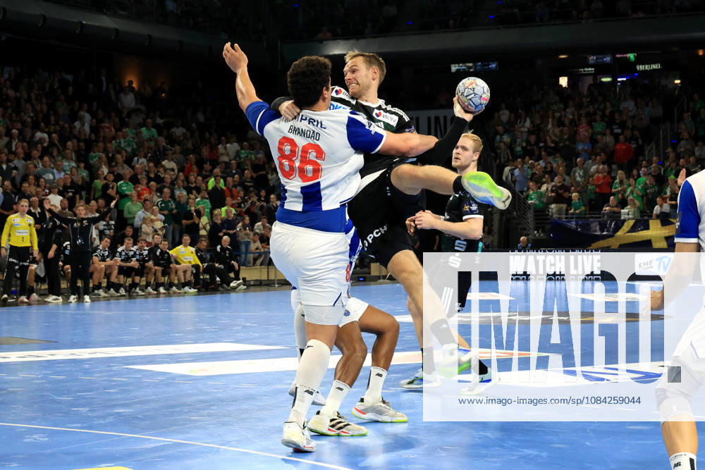 GER Deutschland, Handball, EHF Champions League, 08.10.2026, Saison 2026 2027, Berlin, Fuechse Berlin vs FC Porto Mathias Gidsel ( Fuechse Berlin 19 ), RICARDO BRANDAO ( FC Porto 86 ) nordphoto GmbH Engler Berlin Max-Schmeling-Halle Berlin Deutschland