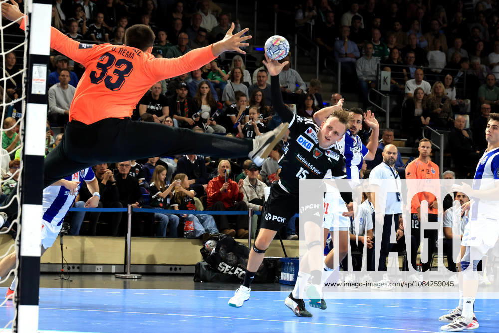GER Deutschland, Handball, EHF Champions League, 08.10.2026, Saison 2026 2027, Berlin, Fuechse Berlin vs FC Porto Tobias Grondahl ( Fuechse Berlin 15 ), DIOGO REMA ( FC Porto 33 ) nordphoto GmbH Engler Berlin Max-Schmeling-Halle Berlin Deutschland