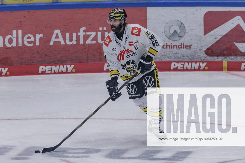 PEnny DEL: Löwen Frankfurt - Krefeld Pinguine, 08.10.2026 Davis Vandane (Krefeld Pinguine 55) am Puck, Freisteller, Portrait Porträt, Löwen Frankfurt - Krefeld Pinguine, Frankfurt, NIX Eissporthalle