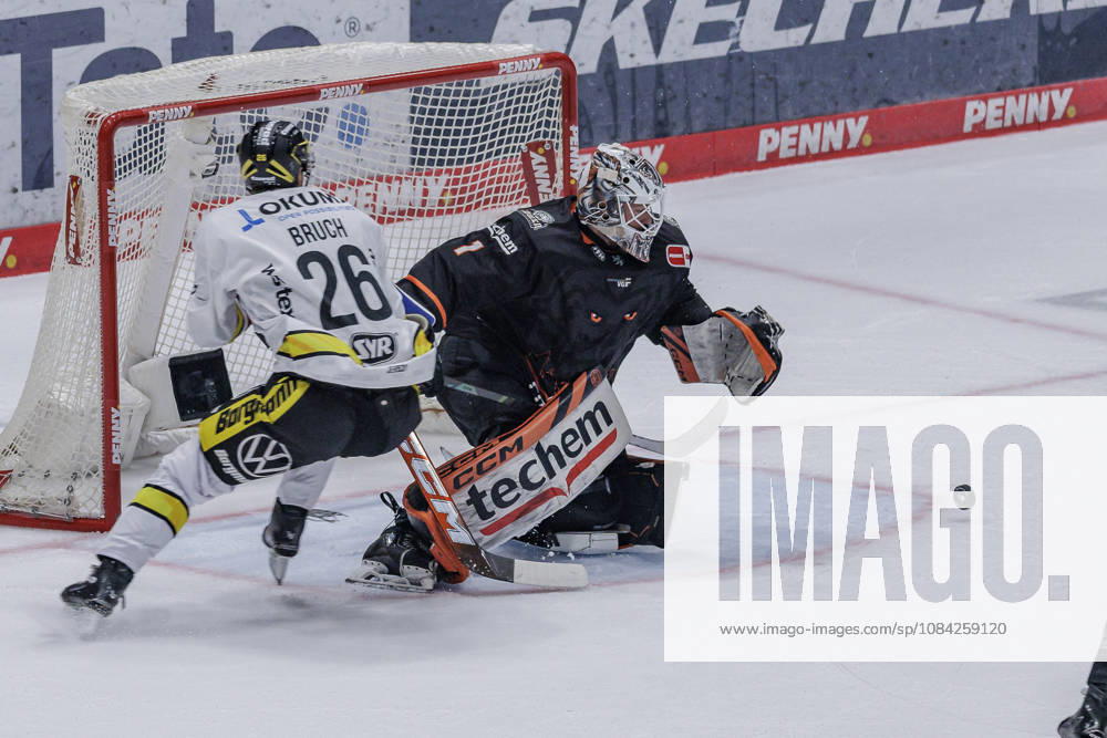 PEnny DEL: Löwen Frankfurt - Krefeld Pinguine, 08.10.2026 Nico Pertuch (Löwen Frankfurt 1) und Daniel Bruch (Krefeld Pinguine 26) Löwen Frankfurt - Krefeld Pinguine, Frankfurt, NIX Eissporthalle