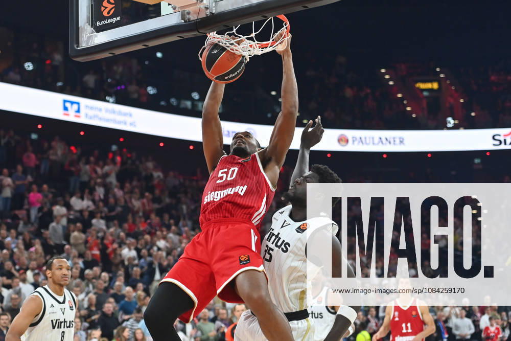 Austin WILEY (FCB) punktet, Aktion,Zweikampf gegen Mouhamet Diouf (Bologna). Basketball Euro League,Saison 2026 2027, FC Bayern Muenchen - Virtus Bologna am 08.10.2026 , S A P G A R D EN