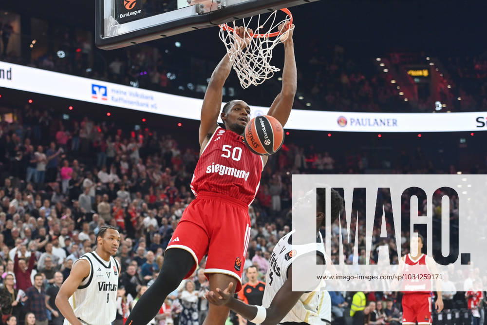 Austin WILEY (FCB) punktet, Aktion,Zweikampf gegen Mouhamet Diouf (Bologna). Basketball Euro League,Saison 2026 2027, FC Bayern Muenchen - Virtus Bologna am 08.10.2026 , S A P G A R D EN