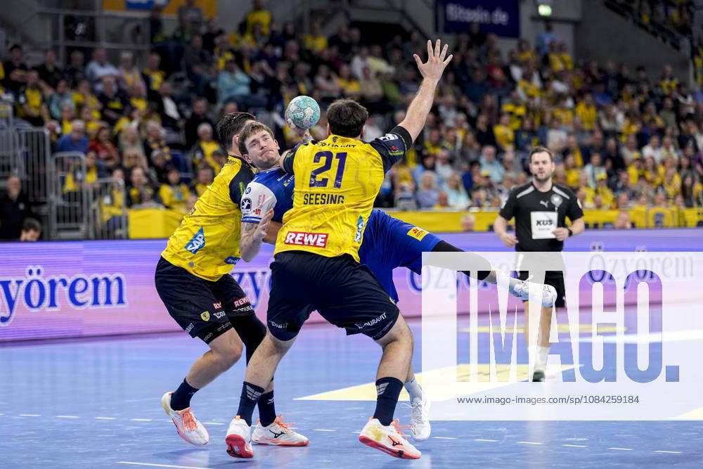 V.li.: Robert Timmermeister (RNL, 7), Elias Scholtes (ThSV, 4), Aron Seesing (RNL, 21), Zweikampf, Spielszene, Duell, duel, tackle, tackling, Dynamik, Action, Aktion, 08.10.2026, Mannheim (Deutschland), Handball, Bundesliga, Rhein-Neckar Löwen - ThSV Eisenach