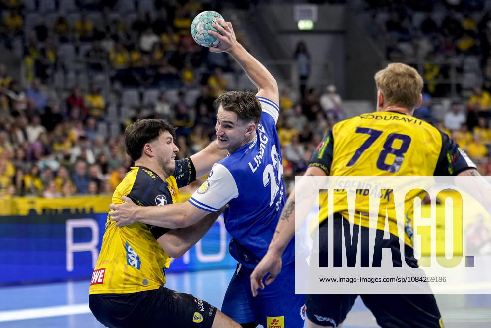 V.li.: Aron Seesing (RNL, 21), Felix Aellen (ThSV, 22), Edwin Aspenbäck (RNL, 78), Zweikampf, Spielszene, Duell, duel, tackle, tackling, Dynamik, Action, Aktion, 08.10.2026, Mannheim (Deutschland), Handball, Bundesliga, Rhein-Neckar Löwen - ThSV Eisenach