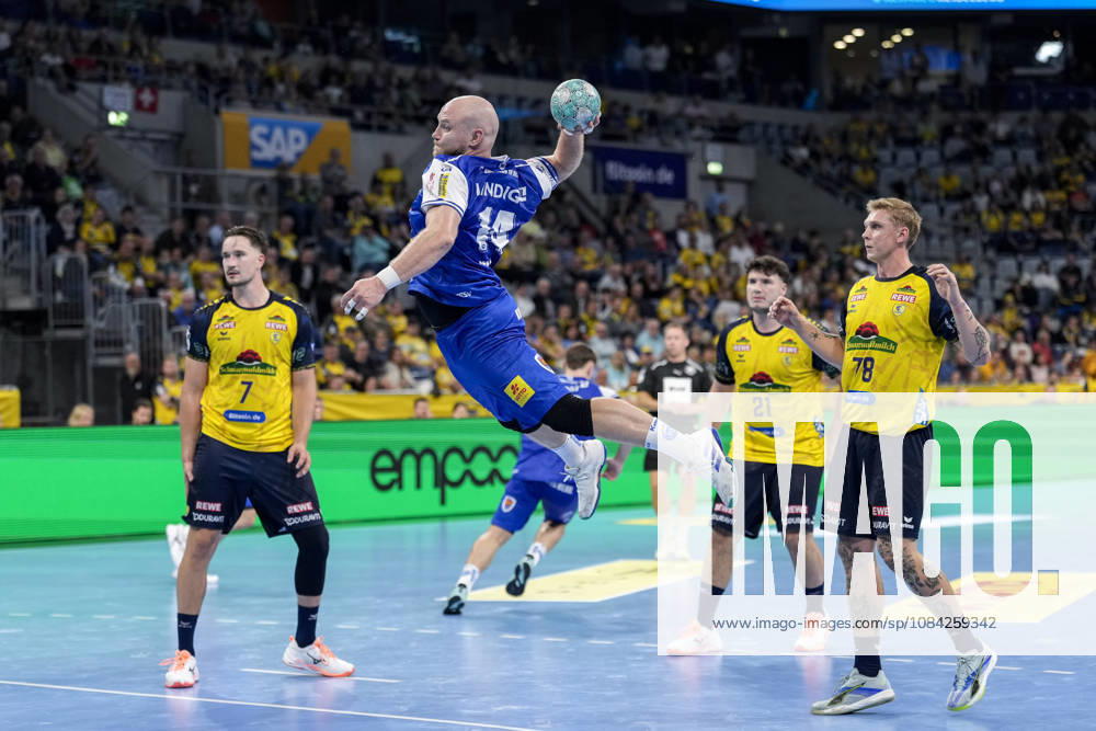V.li.: Robert Timmermeister (RNL, 7), Peter Walz (ThSV, 14) am Ball, Aron Seesing (RNL, 21), Edwin Aspenbäck (RNL, 78), beim Sprungwurf, Wurf, Torwurf, Action, Aktion, Spielszene, 08.10.2026, Mannheim (Deutschland), Handball, Bundesliga, Rhein-Neckar Löwen - ThSV Eisenach