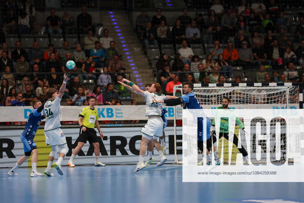 Dominik Mappes (HSG Wetzlar, 7) schafft es nicht mit einem Pass Paul Kompenhans (HSG Wetzlar, 34) anzuspielen GER, TVB Stuttgart vs. HSG Wetzlar, Handball, Opel Handball-Bundesliga, 8. Spieltag, Spielzeit 2026 2027, 08.10.2026 GER, TVB Stuttgart vs. HSG Wetzlar, Handball, Opel Handball-Bundesliga, 8. Spieltag, Spielzeit 2026 2027, 08.10.2026 Stuttgart