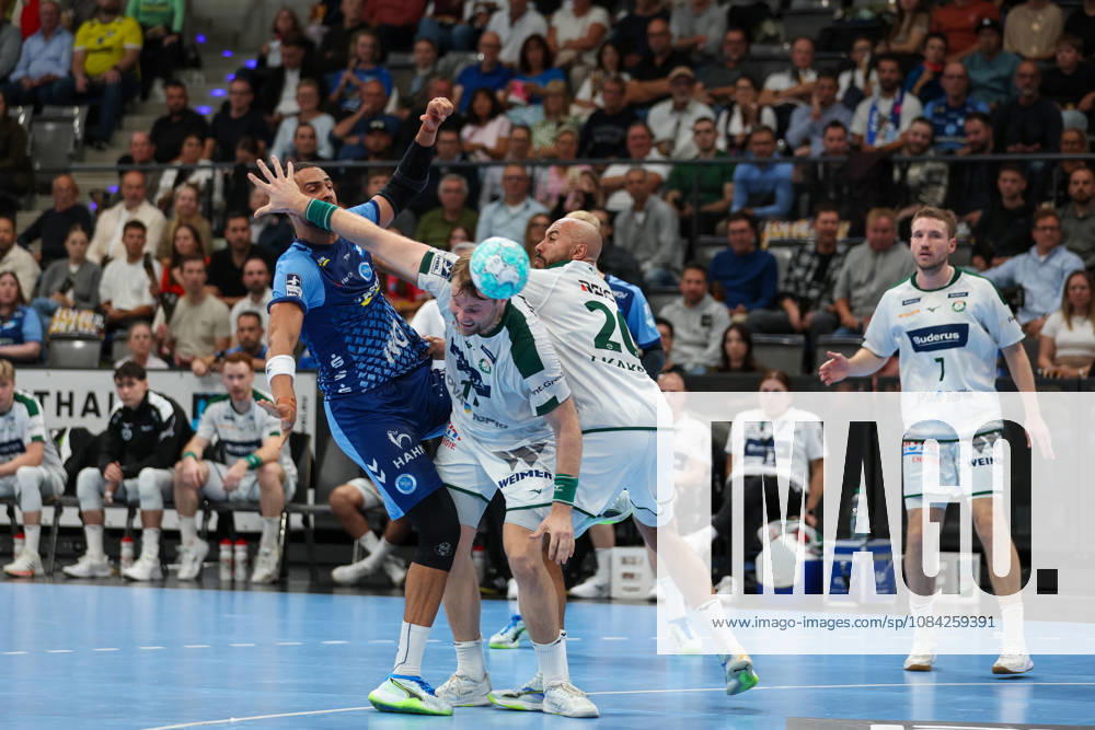 Philipp Ahouansou (TVB Stuttgart, 5) wird am Wurf gehindert GER, TVB Stuttgart vs. HSG Wetzlar, Handball, Opel Handball-Bundesliga, 8. Spieltag, Spielzeit 2026 2027, 08.10.2026 GER, TVB Stuttgart vs. HSG Wetzlar, Handball, Opel Handball-Bundesliga, 8. Spieltag, Spielzeit 2026 2027, 08.10.2026 Stuttgart