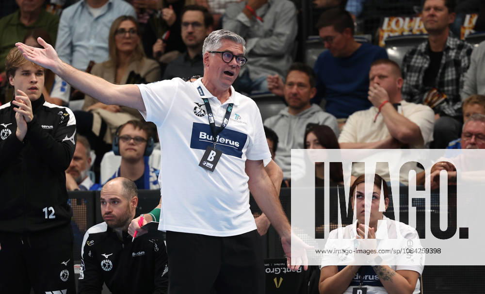 2026.10.08 Deutschland, Stuttgart Handball TVB Stuttgart vs. HSG Wetzlar, Trainer Runar Sigtryggsson (Wetzlar)