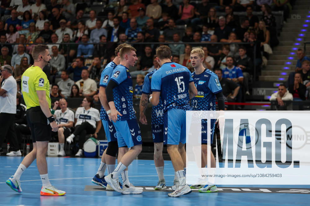 Nach dem Tor von Simone Mengon (TVB Stuttgart, 15) freuen sich seine Mitspieler mit ihm GER, TVB Stuttgart vs. HSG Wetzlar, Handball, Opel Handball-Bundesliga, 8. Spieltag, Spielzeit 2026 2027, 08.10.2026 GER, TVB Stuttgart vs. HSG Wetzlar, Handball, Opel Handball-Bundesliga, 8. Spieltag, Spielzeit 2026 2027, 08.10.2026 Stuttgart