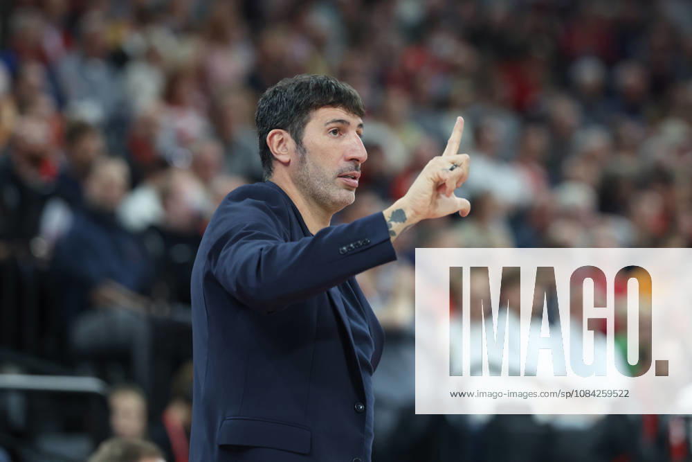 Alex Mumbru (Virtus Bologna, Chef-Trainer) gestikuliert, GER, FC Bayern Basketball vs. Virtus Bologna, Basketball, Euroleague, 4. Spieltag, Saison 2026 2027, 08.10.2026, GER, FC Bayern Basketball vs. Virtus Bologna, Basketball, Euroleague, 4. Spieltag, Saison 2026 2027, 08.10.2026 Muenchen