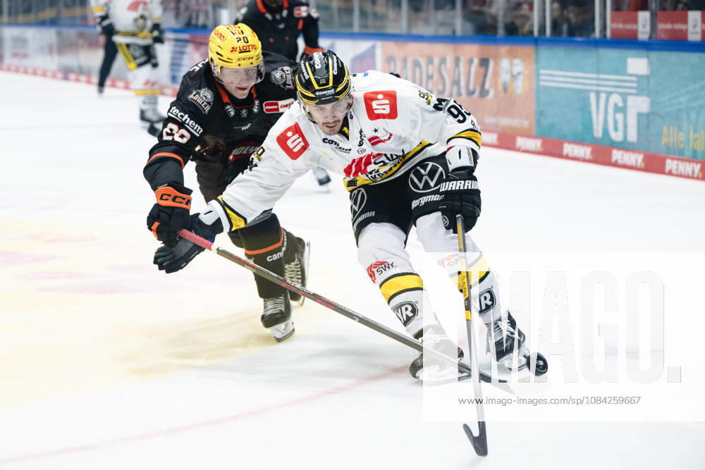 Fabio Kose (Loewen Frankfurt, 20), Adam Payerl (Krefeld Pinguine, 90) GER, Loewen Frankfurt vs. Krefeld Pinguine, Eishockey, PENNY DEL, 7. Spieltag, Spielzeit 2026 2027, 08.10.2026 GER, Loewen Frankfurt vs. Krefeld Pinguine, Eishockey, PENNY DEL, 7. Spieltag, Spielzeit 2026 2027, 08.10.2026 Frankfurt am Main