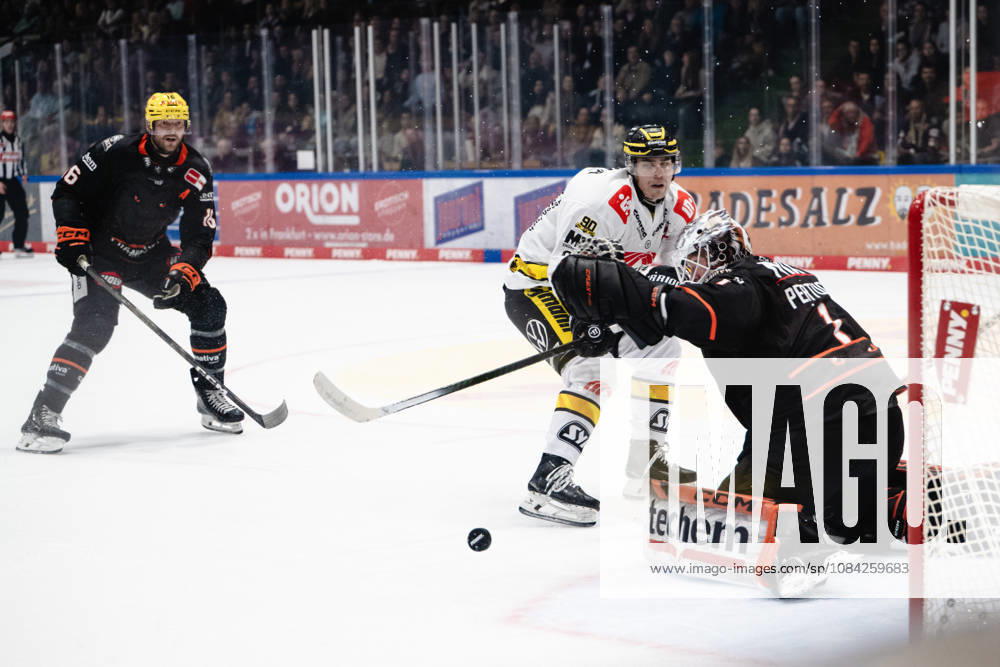 Adam Payerl (Krefeld Pinguine, 90), Nico Pertuch (Loewen Frankfurt, 01) GER, Loewen Frankfurt vs. Krefeld Pinguine, Eishockey, PENNY DEL, 7. Spieltag, Spielzeit 2026 2027, 08.10.2026 GER, Loewen Frankfurt vs. Krefeld Pinguine, Eishockey, PENNY DEL, 7. Spieltag, Spielzeit 2026 2027, 08.10.2026 Frankfurt am Main