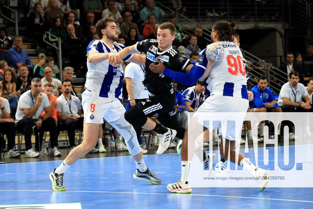 GER Deutschland, Handball, EHF Champions League, 08.10.2026, Saison 2026 2027, Berlin, Fuechse Berlin vs FC Porto Nils Lichtlein ( Fuechse Berlin 17 ), MIGUEL OLIVEIRA ( FC Porto 8 ), GILBERTO DUARTE ( FC Porto 90 ) nordphoto GmbH Engler Berlin Max-Schmeling-Halle Berlin Deutschland