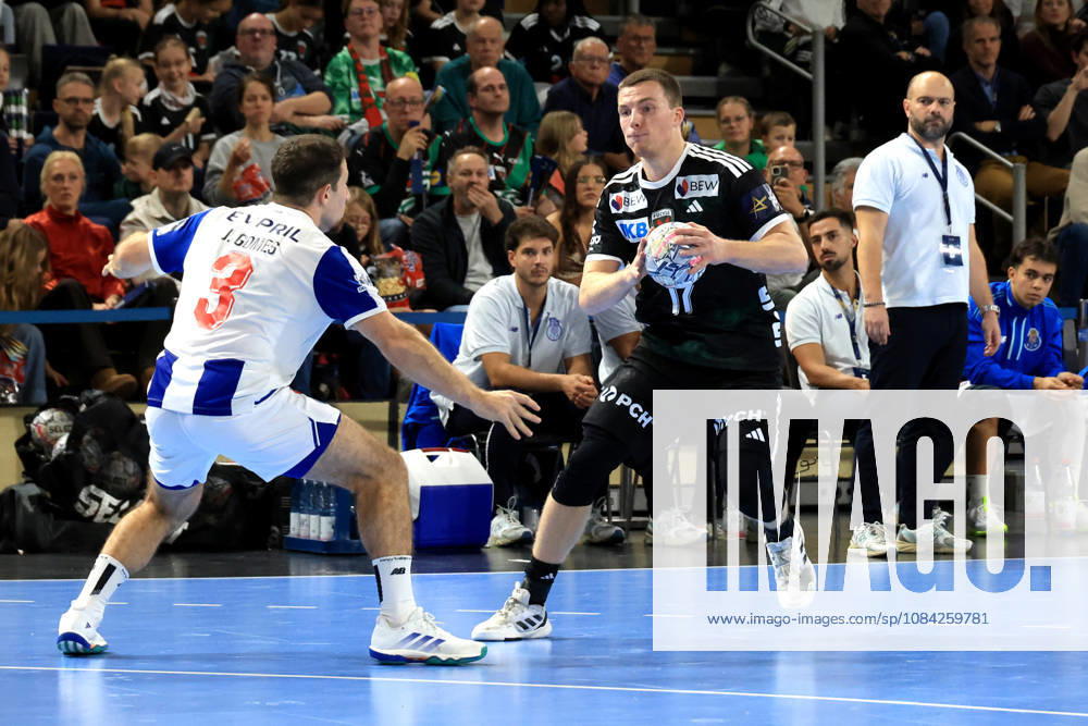 GER Deutschland, Handball, EHF Champions League, 08.10.2026, Saison 2026 2027, Berlin, Fuechse Berlin vs FC Porto Nils Lichtlein ( Fuechse Berlin 17 ), JOAO GOMES ( FC Porto 3 ) nordphoto GmbH Engler Berlin Max-Schmeling-Halle Berlin Deutschland