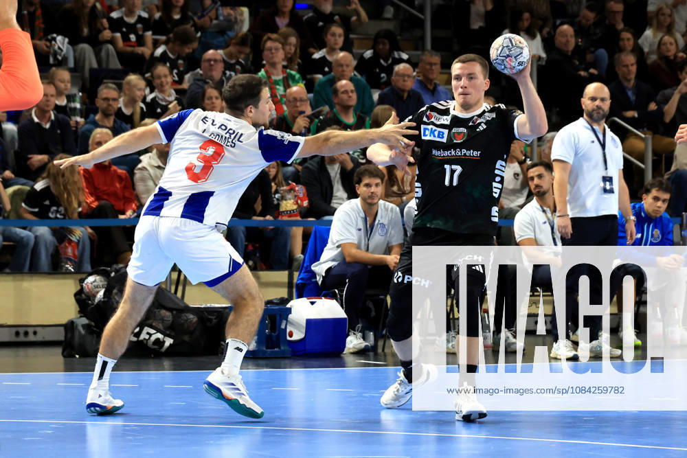 GER Deutschland, Handball, EHF Champions League, 08.10.2026, Saison 2026 2027, Berlin, Fuechse Berlin vs FC Porto Nils Lichtlein ( Fuechse Berlin 17 ), JOAO GOMES ( FC Porto 3 ) nordphoto GmbH Engler Berlin Max-Schmeling-Halle Berlin Deutschland